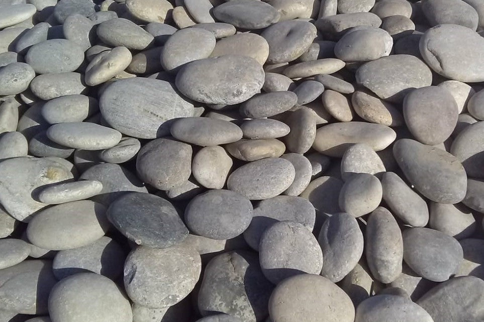 Bild von Beach Pebbles Grau - edle Basaltsteine in feinem Grau, perfekt für Steingärten, Teiche und Gartendeko. Lassen Sie sich von der zeitlosen Eleganz der Beach Pebbles Grau verzaubern.